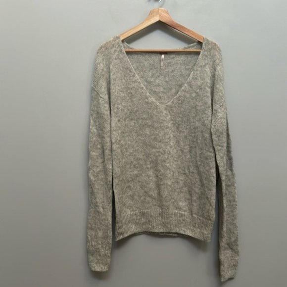 ❗️SOLD❗️Free People Grey V Neck Gossamer Alpaca Wool Blend Sweater Size XS - Picture 3 of 8